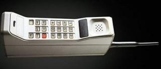 32 de ani la la PRIMUL TELEFON MOBIL! Cât cântarea şi cât a costat celebrul CELULAR