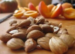 OTRAVA din sâmburi: care este "lista-neagră" a fructelor care îți pun sănătatea în pericol