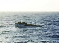 O ambarcațiune cu circa 100 de persoane la bord s-a răsturnat în largul Malaeziei