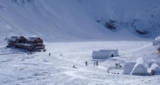 Ger până duminică, pentru turiștii singurului hotelului de gheață din România