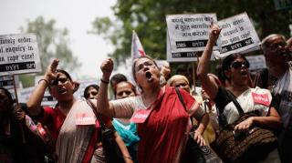 O adolescentă din India a fost violată, rănită de gloanțe și abandonată într-un puț