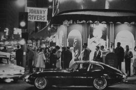 11 ianuarie 1963, oamenii se bucurau la deschiderea PRIMEI DISCOTECI din lume: ”Whisky a-go-go”! Dansatoarele erau închise în CUȘTI! Poveste desprinsă din FILME