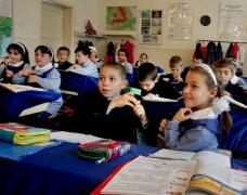 Elevii și preșcolarii încep luni cursurile