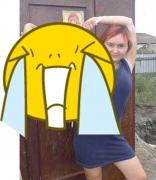 Aşa ceva nu ai mai văzut! Fotografia care face ÎNCONJURUL LUMII! Ce ţine fata din imaginea de mai jos în mâini