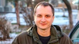 Un lider PMP a anunţat într-o conferinţă de presă că îşi doreşte "o iubită atrăgătoare şi inteligentă"