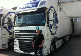 Imagine INCREDIBILĂ surprinsă pe o autostradă din străinătate! Cum arată TIR-ul unui român