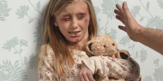 O jurnalistă din România a avut curajul să povestească cum ERA BĂTUTĂ de părinți: Ne alinia şi la semnalul „JOS OCHELARII!” se dezlănţuia infernul