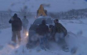 Vrancea: Şapte autoturisme în care se află aproximativ 20 de persoane, blocate în zăpadă pe DN 23