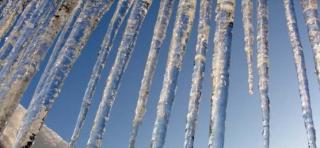 Autoritățile cer populației să îndepărteze țurțurii de pe propriile imobile