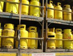 EXCLUSIV! Românii îşi încarcă BUTELIILE de aragaz în staţiile de GPL