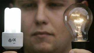 Foloseşti acasă BECURI ECONOMICE? Iată cât de periculoase sunt!