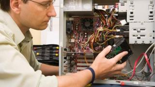 Ți s-a STRICAT CALCULATORUL sau LAPTOPUL? Lista CELOR MAI BUNE SFATURI într-o asemenea situație