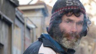 POVESTEA profesorului român care a pregătit GENII LA MATEMATICĂ și a ajuns GUNOIER. Se teme să NU ÎNGHEȚE DE FRIG