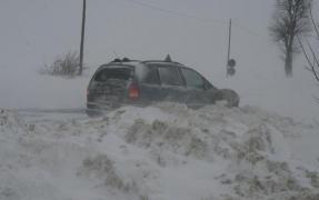 Suceava: Zeci de oameni au rămas blocați în zăpada viscolită