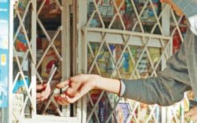 Cât CHELTUIESC românii pe MÂNCARE, ȚIGĂRI și ALCOOL. Procentele sunt DE NECREZUT!