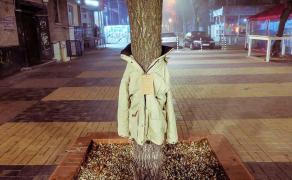 Campanie INEDITĂ: Copaci îmbrăcaţi cu haine, în Bulgaria, pentru oamenii străzii