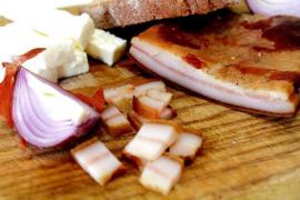 Ce se întâmplă dacă mănânci SLĂNINĂ cu CEAPĂ! Este MEDICAMENTUL tradițional al românilor! Află ce boli VINDECĂ