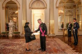 Imaginea care face înconjurul lumii: Cum a fost surprinsă ambasadoarea bulgară în Luxemburg: “Nu pălăria contează, ci ce se află sub ea”