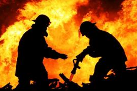 Incendiul izbucnit la un service auto din cartierul bucureştean Berceni a fost stins. Imagini de la faţa locului