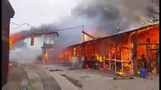 BREAKING NEWS: Incendiu PUTERNIC la o societate de prelucrare a lemnului din Braşov. Imagini de la faţa locului