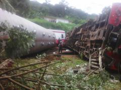 TRAGEDIE FEROVIARĂ! Sunt ZECI de victime şi SUTE de răniţi în urma deraierii unui tren de călători. Imagini de la faţa locului