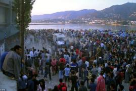 INCIDENTE pe insula Lesbos: Solicitanţi de azil au atacat Biroul European de Susţinere pentru Azil din tabăra Lesbos