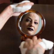 Un AN DE LA COLECTIV. O supravieţuitoare a tragediei de la Colectiv OFERĂ o impresionantă lecţie de viaţă: Credea că a pierdut TOTUL, dar acum este “îmblânzitoare de roboţi”