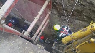 Incident ÎNGROZITOR la locul de muncă: Un bărbat a văzut moartea cu ochii după ce a fost prins sub un mâl de pământ adânc de opt metri. Imagini de la faţa locului
