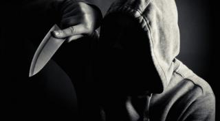 Este STARE DE ALERTĂ: ATAC SÂNGEROS în parc. Mai multe persoane au fost ÎNJUNGHIATE