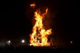 INEDIT! O tradiţie veche de SUTE DE ANI este reluată astăzi, în ajun de SFÂNTUL DUMITRU! Dau foc la tot ce prind! (FOTO)