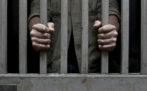 Din spatele gratiilor, un fost lider politic îşi plânge de milă: “Stau singur de cinci luni într-o celulă, nu pot beneficia de dreptul la muncă şi regim semideschis pentru că am măsura arestului preventiv”