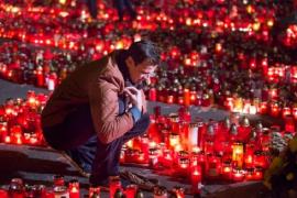 Un AN DE LA COLECTIV. Guvernul comemorează un an de la tragedie cu o pânză neagră de doliu întinsă pe sediul instituţiei (FOTO)