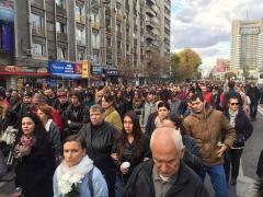 Un AN DE LA COLECTIV. “Marşul tăcerii” a strâns 6.000 de români. Oamenii aprind lumânări şi depun flori (FOTO)