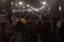 Noi INCIDENTE în SUA după victoria lui Trump: Zeci de mii de oameni au ieşit în stradă. Cinci persoane au fost rănite (VIDEO)