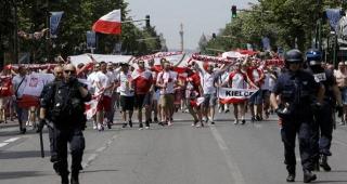 România - Polonia: Cuţite, bâte şi materiale pirotehnice descoperite în bagajele suporterilor polonezi sosiţi la Bucureşti