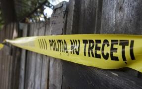 Un adolescent de doar 18 ani, UCIS cu sânge rece în propria locuinţă. A fost găsit chiar de tatăl său, cu un cuţit înfipt în spate