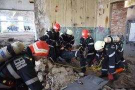 Cum reacţionează românii în cazul unui cutremur? Simplu: "În beci avem varză la butoi şi vin în damigene. Mai tăiem o raţă, o găină, ne descurcăm"