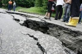 Imagini APOCALIPTICE în Vrancea: Asfaltul s-a surpat şi s-a format o groapă de aproximativ doi metri, în urma unei alunecări de teren. Traficul este restricţionat