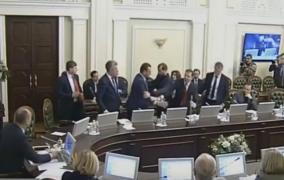 BĂTAIE ca în filme în Parlamentul Ucrainei: Doi politicieni şi-a împărţit pumni şi palme în timpul unei şedinţe. VIDEO