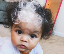 Nu-i aşa că e adorabilă? Ea e MilliAnna, o mogâldeaţă de 18 luni care le moşteneşte pe mama, bunica şi străbunica ei: S-a născut cu un smoc alb în frunte (FOTO)