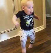 VIRAL! Reacţia extrem de simpatică a unui băieţel a cucerit internetul. Micuţul se sperie de urlete bunicului (VIDEO)