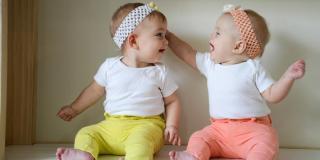 Caz EXTREM de RAR: O femeie a rămas însărcinată de două ori în zece zile, iar recent a născut două fetițe gemene. Medicii nu-i dădeau nicio şansă de a avea copii (FOTO)