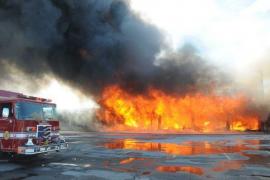 Incendiu violent într-un centru comercial. Cel puțin patru persoane au murit şi alte şapte sunt date disparate. Imagini de la faţa locului