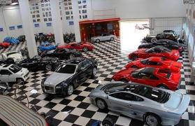 Are o avere de 20 de miliarde $, trăieşte într-un palat cu 1788 de camere şi deţine 7.000 de maşini. Cine este acest bărbat (FOTO)