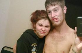 Cazul care a ŞOCAT o lume întreagă: O mamă îşi droga copiii cu heroină şi îi ţinea în condiţii insalubre, printre fecale de rozătoare şi ace folosite de seringă (FOTO)