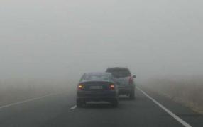 AVERTIZARE METEO: Cod galben de ceaţă în cinci judeţe. Vizibilitatea e redusă pe autostrada A1 Sibiu-Deva