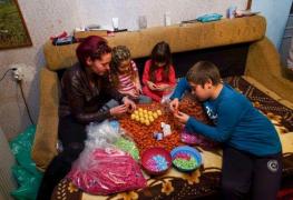 Noi DEZVĂLUIRI în cazul "Kinder"! Mama copiilor folosiţi pentru asamblarea jucăriilor, acuzată că "şi-a aranjat" pensionarea