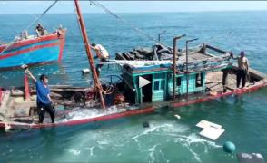 VIDEO: Lăcomia, bat-o vina! Pescarii ăstia nu au ştiut când să se oprească