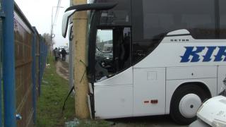 ŞOFERUL ZILEI: la Constanţa, un autocar al cărui şofer lăsase cheile în contact a luat-o la vale, a lovit un microbuz şi s-a oprit într-un stâlp (FOTO)