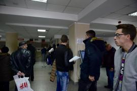 Începând de azi, program în două schimburi şi programări online la PERMISE. Urmăriţi IMAGINI LIVE de la ghişee